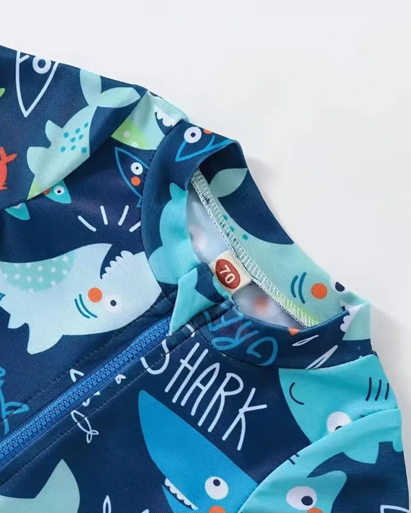 Combinaison de bain bébé motif requin bleu anti-UV pour la plage au Maroc.