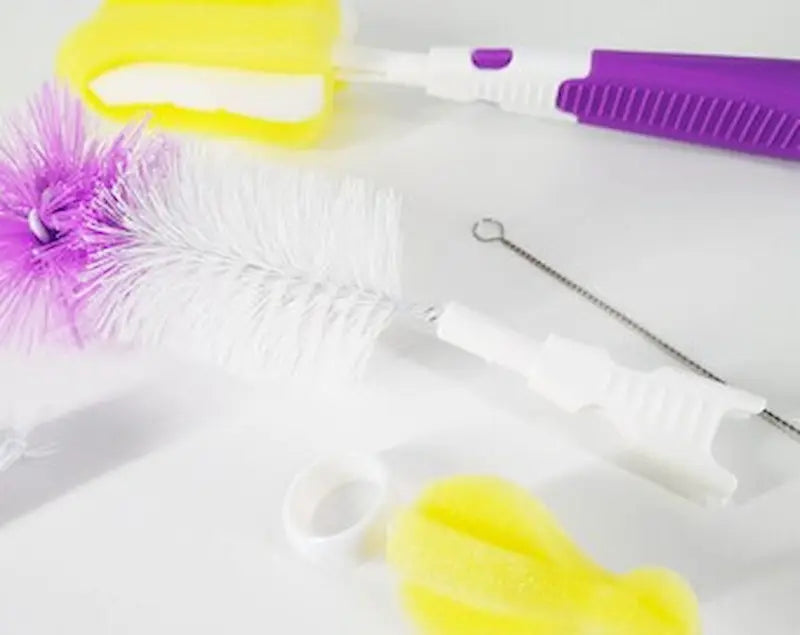 Ensemble de brosses et goupillons de nettoyage pour biberons et tétines de bébé avec manches blanc et violet