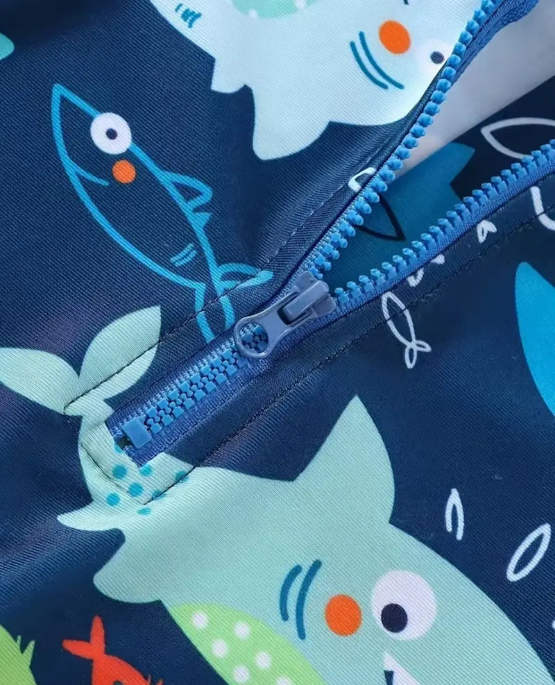 Combinaison de bain bébé motif requin bleu anti-UV pour la plage au Maroc.