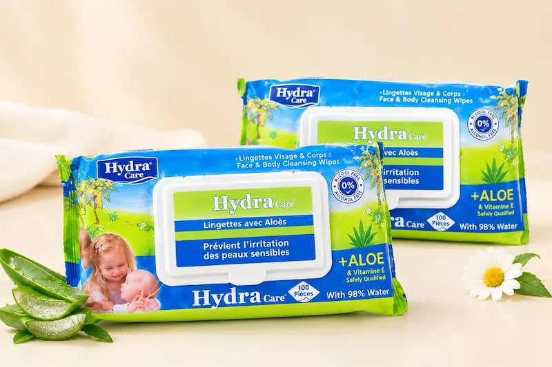 Paquet de 100 lingettes bébé Hydra Care vert et bleu avec clapet de fermeture, enrichies à l'Aloé Vera et 98% d'eau pour peaux sensibles.