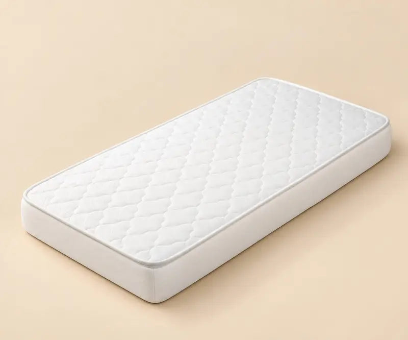 Matelas orthopédique blanc matelassé pour lit de bébé confortable et respirant