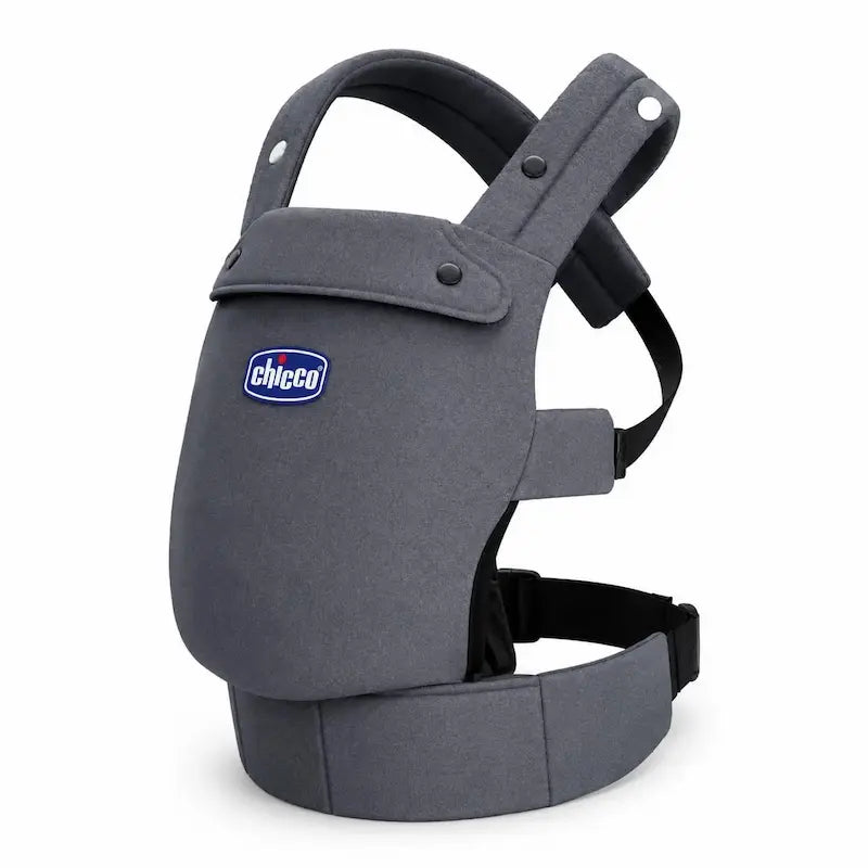 Une maman portant son nouveau-né dans le porte-bébé ergonomique Chicco gris avec soutien en position M et C.