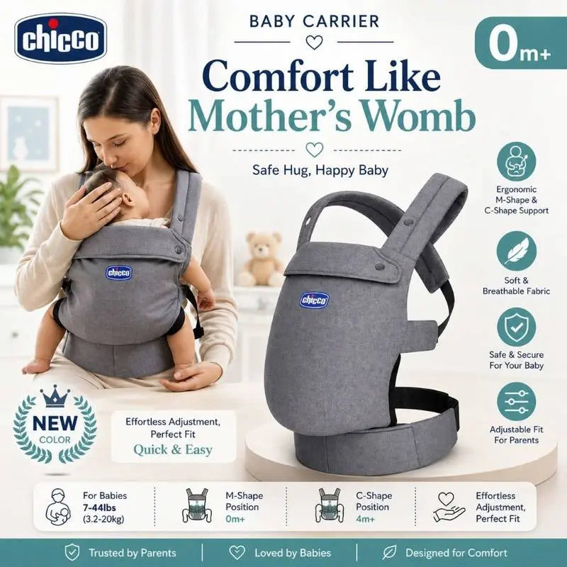 Une maman portant son nouveau-né dans le porte-bébé ergonomique Chicco gris avec soutien en position M et C.