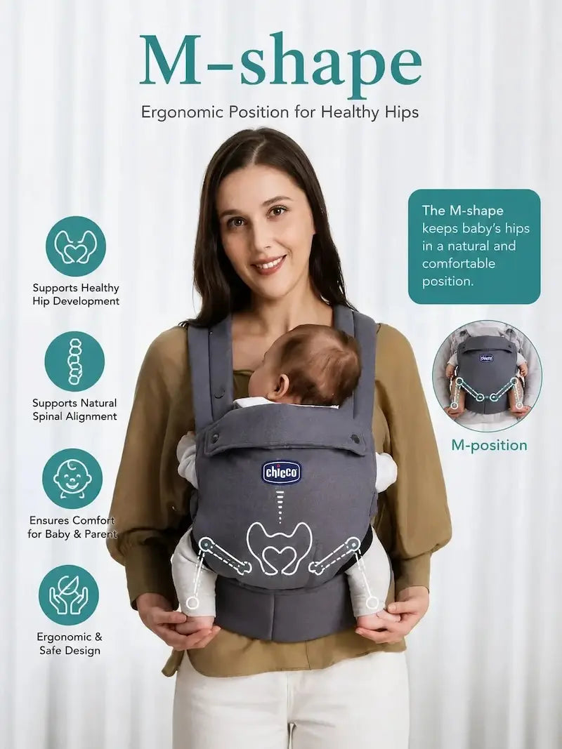 Une maman portant son nouveau-né dans le porte-bébé ergonomique Chicco gris avec soutien en position M et C.