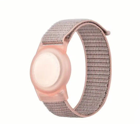 Protégez votre enfant en toute sérénité. Bracelet AirTag premium ajustable, confortable et sécurisé. Suivi en temps réel. Commandez le vôtre !