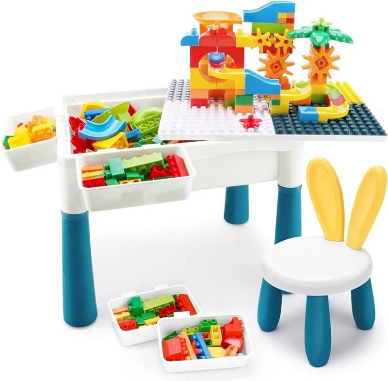 Table d'activités multifonctions blanche et bleue avec blocs de construction et chaise lapin assortie.